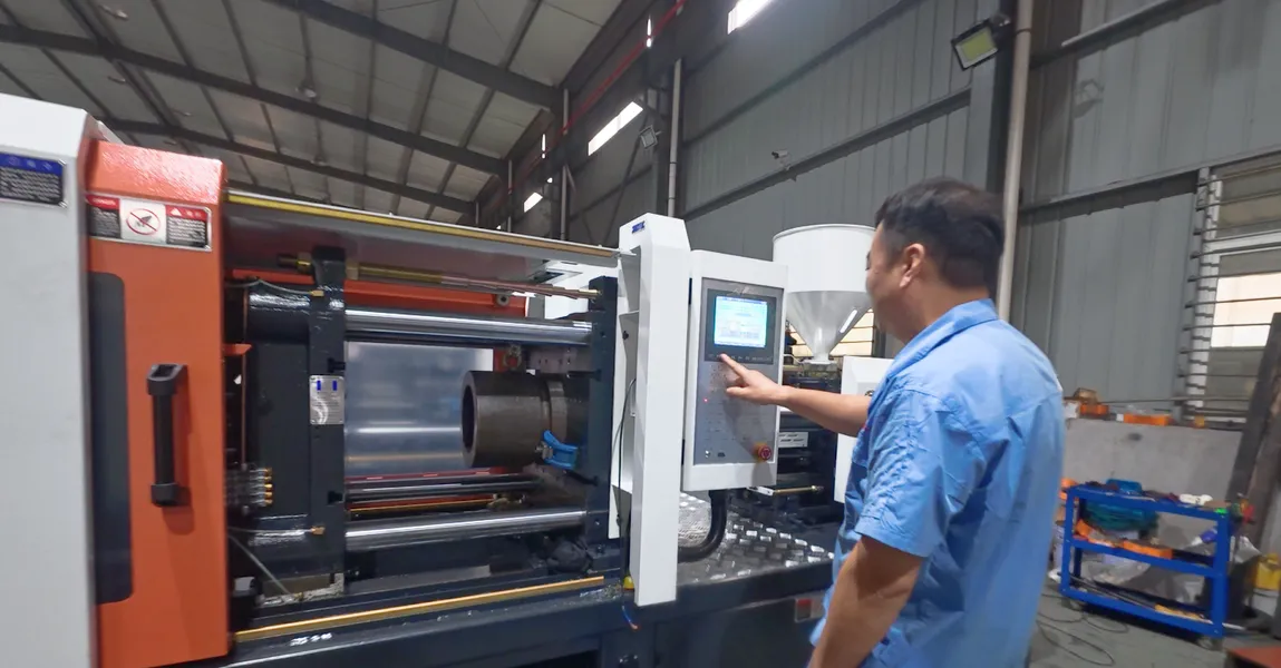 yisu-engineer-commissioning-injection-molding-machine